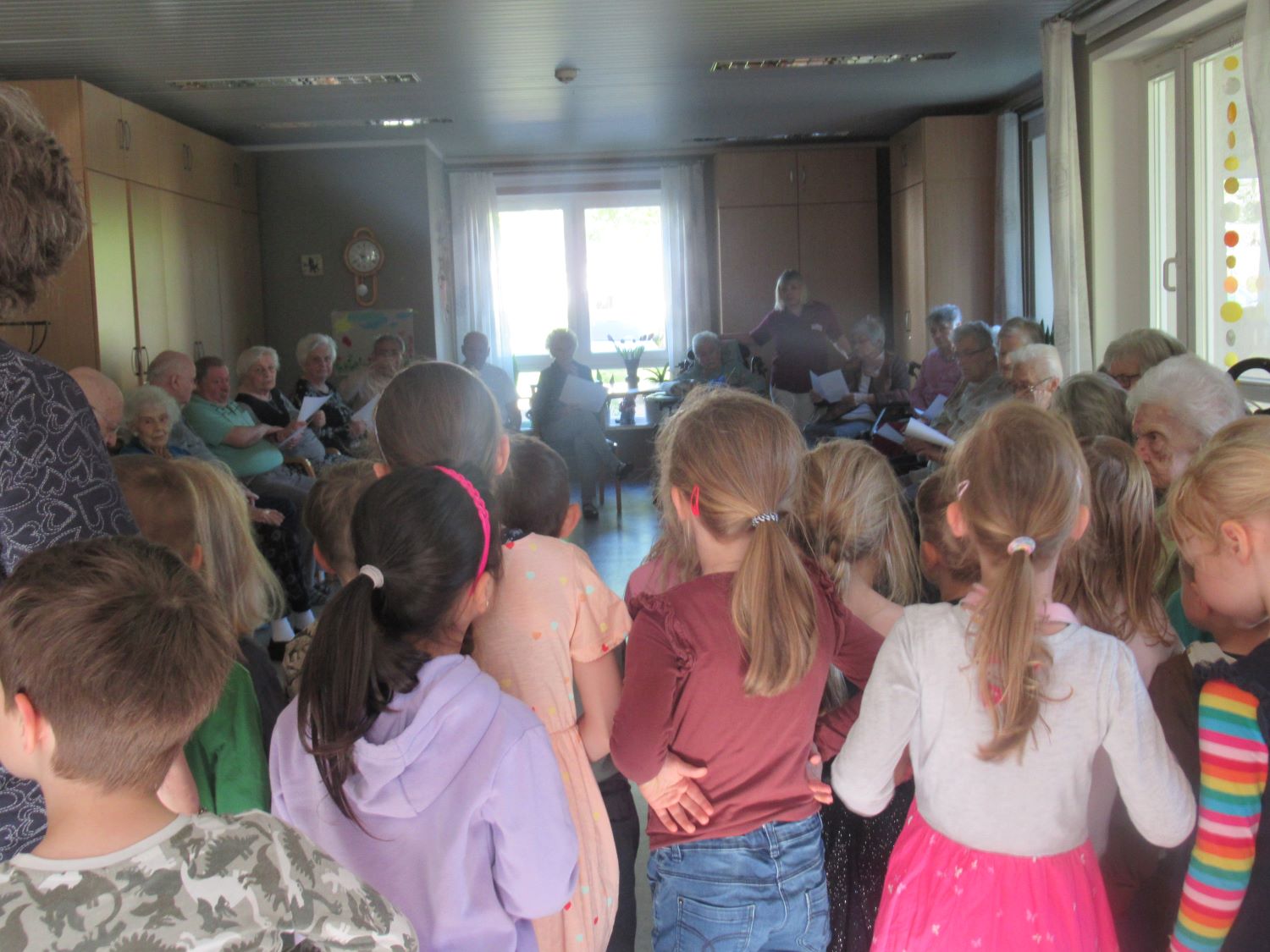 Kinder und Bewohner*innen singen zum Frühlingsfest