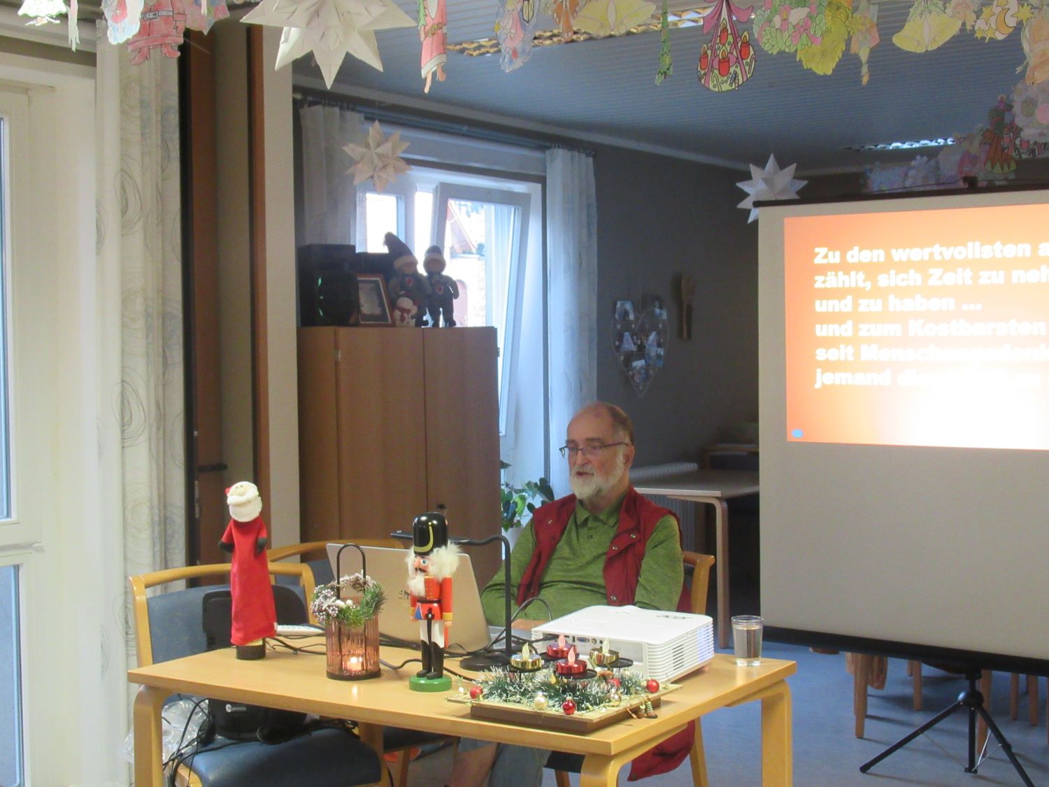 Herr Zerbst zeigt mit dem Beamer seine Präsentation